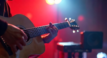 Die Stimme der Musik in der AIDS-Prävention: Ein kreativer Ausdruck (10/10)